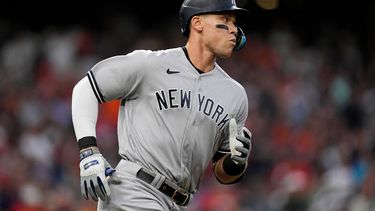 Aaron Judge, de los Yanquis de Nueva York, corre tras conectar un elevado en el segundo juego de la Serie de Campeonato de la Liga Americana ante los Astros de Houston, el jueves 20 de octubre de 2022&nbsp;