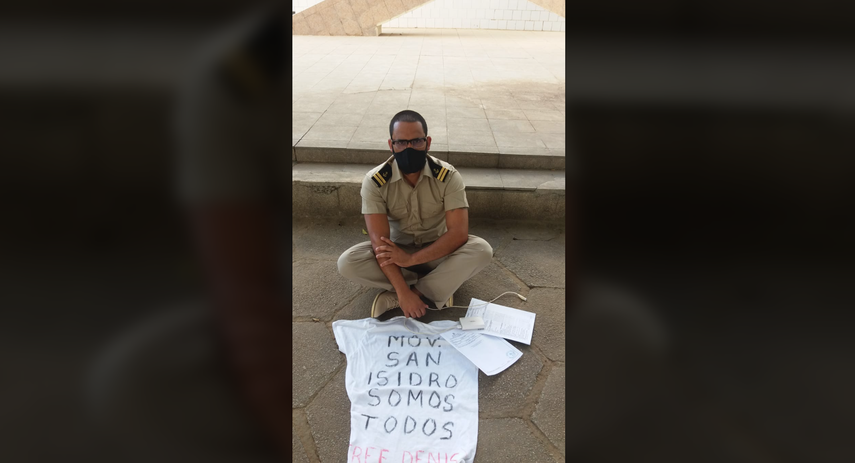 Sentado en la calle y con una camiseta en apoyo al Movimiento San Isidro, Omar Torres denunció el asedio a que son sometidos quienes piensan diferente en Cuba, y poco después fue agredido por un agente de la Seguridad del Estado de Cuba.&nbsp;