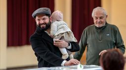 Fotografía distribuida por la oficina de prensa de la presidencia de Chile que muestra al presidente de Chile, Gabriel Boric, con su hija Violeta mientras emite su voto durante las elecciones generales, en Punta Arenas, provincia de Magallanes, Chile, el 16 de noviembre de 2025. Fotografía distribuida por la oficina de prensa de la presidencia de Chile que muestra al presidente de Chile, Gabriel Boric, con su hija Violeta mientras emite su voto durante las elecciones generales, en Punta Arenas, provincia de Magallanes, Chile, el 16 de noviembre de 2025.