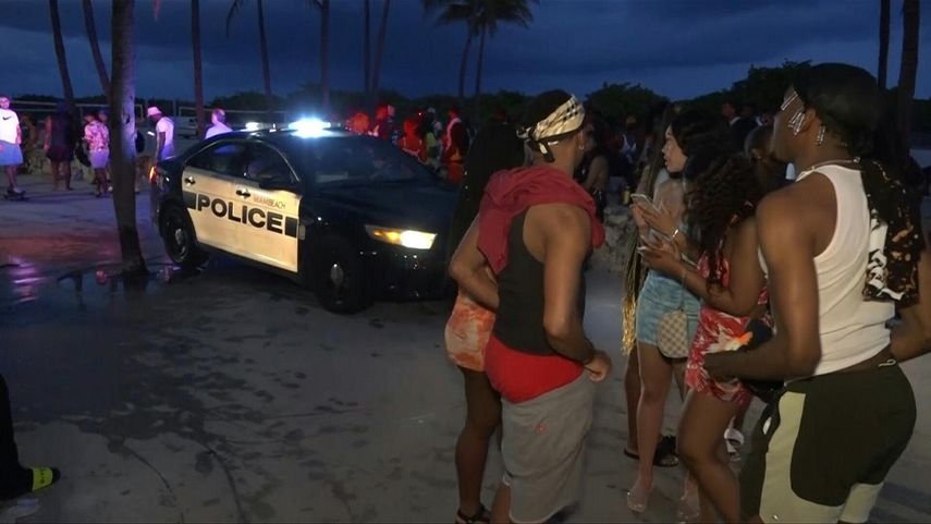 La Policía de Miami Beach intentando controlar a los turistas que llegaron a Ocen Drive durante las vacaciones de Spring Break.&nbsp;&nbsp; &nbsp; &nbsp;