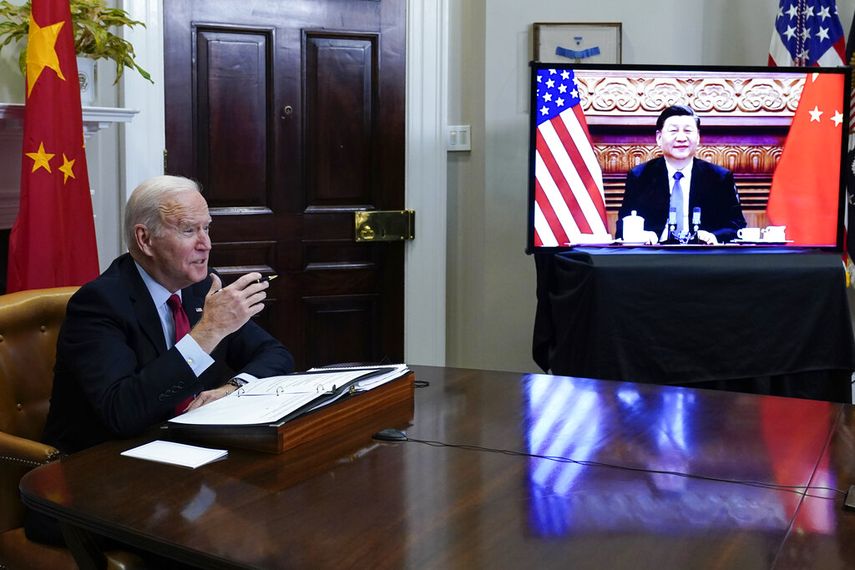 El presidente Joe Biden dialoga por video con el mandatario chino, Xi Jinping, desde la Sala Roosevelt de la Casa Blanca en Washington. &nbsp;
