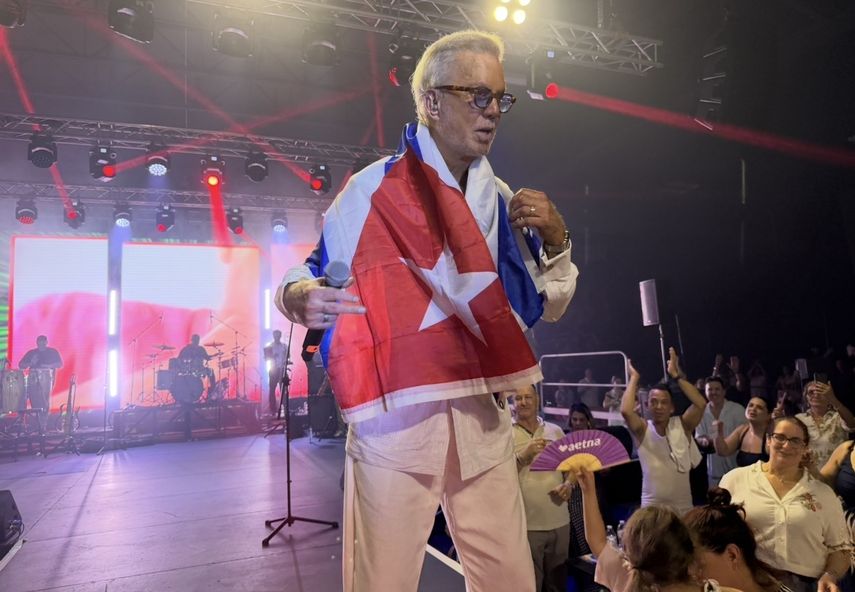 Willy Chirino, recibe del público una bandera cubana al final de su presentación.