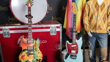La guitarra Fool de Eric Clapton (izq.) y la guitarra Skystang I de Kurt Cobain se muestran en la vista previa para los medios de “Guitarras y recuerdos icónicos del rocknroll tocados, desgastados y rotos de la subasta de Julien en Gardena, California, el 10 de octubre de 2023.