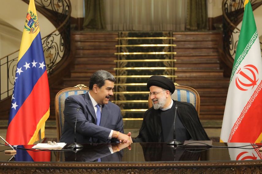 El dictador Nicolás Maduro durante su visita a Irán, junto al presidente Ebrahim Raisi.