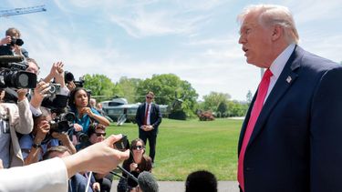 El presidente de EEUU, Donald Trump, habla con los medios antes de abordar el Marine One en el area sur de la Casa Blanca el 16 de abril de 2026 en Washington, DC.