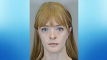 Kassandra Moore, de 31 años, fue arrestada y acusada de cuatro cargos de comportamiento lascivo y otro por proveer material gráfico íntimo a un menor.