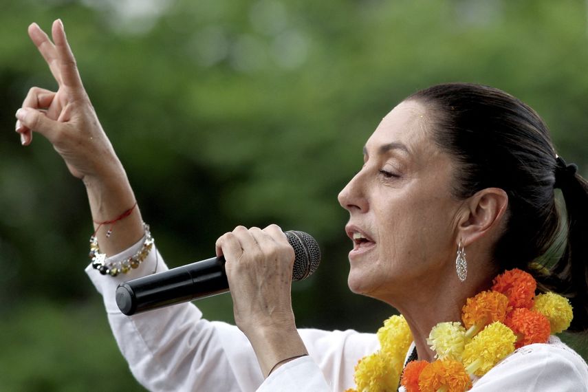 La exjefa de Gobierno de la Ciudad de México y precandidata presidencial del partido Morena, Claudia Sheinbaum, saluda a sus seguidores durante un mitin en Guadalajara