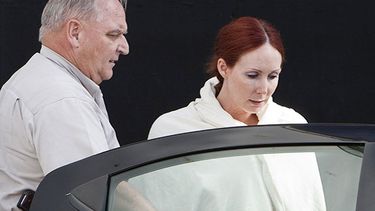 En esta imagen de archivo, la actriz Shannon Richardson, acusada de enviar cartas con ricina al presidente estadounidense Barack Obama, es escoltada a un vehículo de la policía del Condado Titus tras presentarse ante un tribunal en Texarkana, Texas. (F