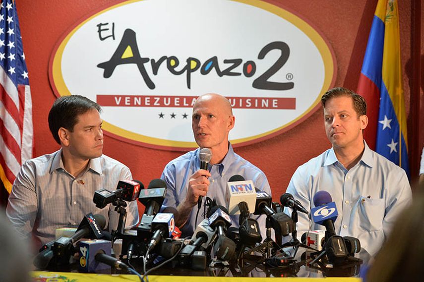 El gobernador Rick Scott (centro) junto al senador Marco Rubio (izq.) y el vicegobernador de Florida, Carlos López-Cantera, durante una conferencia de prensa en el restaurante El Arepazo, en Doral. (Foto: Álvaro Mata)