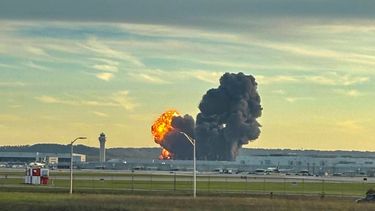La foto muestra humo y llamas elevándose tras el accidente de un avión de carga de UPS fuera del Aeropuerto Internacional de Louisville en Louisville, Kentucky, el 4 de noviembre de 2025.