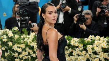 Georgina Rodríguez asiste a la Gala del Met 2025, Superfine: Tailoring Black Style, en el Museo Metropolitano de Arte el 5 de mayo de 2025 en la ciudad de Nueva York.&nbsp;