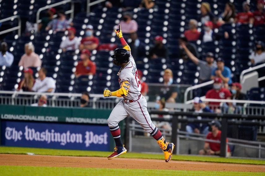 El venezolano Ronald Acuña Jr., de los Bravos de Atlanta, corre las bases y celebra un jonrón