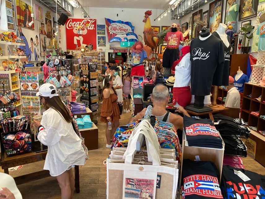 Turistas regresan a las tiendas de souvenirs.