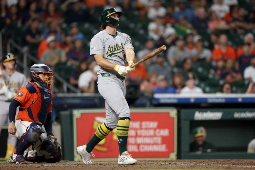 Nick Kurtz, número 16 de los Atléticos, conecta un jonrón en la octava entrada contra los Astros de Houston en el Daikin Park el 25 de julio de 2025 en Houston, Texas.&nbsp;