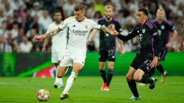 El jugador del Real Madrid, Toni Kroos (izquierda), protege el balón ante Jamal Musiala, del Bayern Múnich, durante el partido de vuelta de las semifinales de la Liga de Campeones, en el estadio Santiago Bernabéu, en Madrid, el 8 de mayo de 2024.