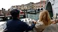 Una pareja&nbsp; en un bar junto al puente de Rialto en el centro de Venecia el 26 de abril de 2021.&nbsp; 
