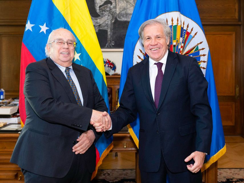 Tarre y Almagro se estrecharon la mano frente a dos banderas -una de&nbsp;Venezuela&nbsp;y otra del organismo- y en presencia de los embajadores de buena parte de los 35 Estados miembros.