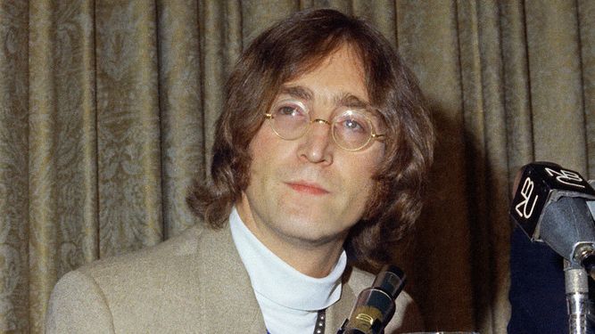 El cantante John Lennon aparece durante una conferencia de prensa en el Hotel Americana el 13 de mayo de 1968 en Nueva York.