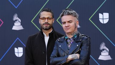 Daniel Álvarez y Juan Galeano de la banda colombiana Diamante Eléctrico llegan a la 22 entrega del Latin Grammy el 18 de noviembre de 2021 en el MGM Grand Garden Arena en Las Vegas.