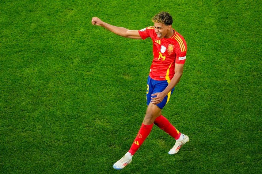 Lamine Yamal celebra tras anotar el primer gol de España en la victoria 2-1 ante Francia en la semifinal de la Eurocopa 2024 en Múnich, Alemania, el martes 9 de julio de 2024.