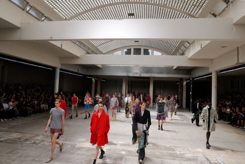 El creador belga Julian Klausner presentó el jueves, durante la Semana de la Moda de París, su primer desfile masculino para Dries Van Noten