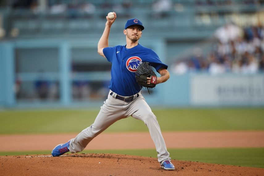 El abridor de los Cachorros de Chicago Zach Davies lanza en el primer inning del juego de la MLB que enfrentó a su equipo con los Dodgers de Los Ángeles, en Los Ángeles, el 24 de junio de 2021