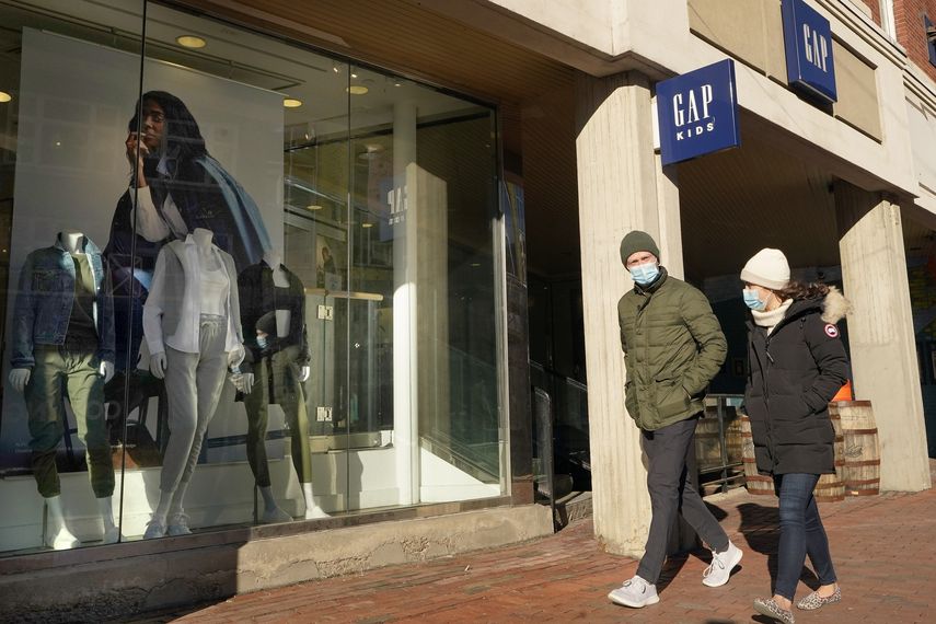 Dos personas caminan frente a una tienda de la cadena Gap el jueves 25 de febrero del 2021, en Cambridge, Massachusetts.&nbsp; &nbsp;