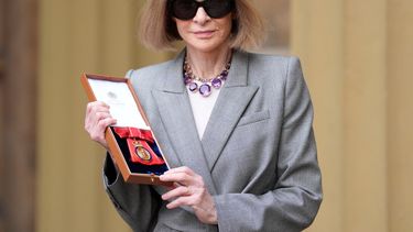 La editora en jefe británico-estadounidense de Vogue, Anna Wintour, posa con su medalla después de ser nombrada miembro de la Orden de los Compañeros de Honor, luego de una ceremonia de investidura en el Palacio de Buckingham en Londres el 4 de febrero de 2025.&nbsp;