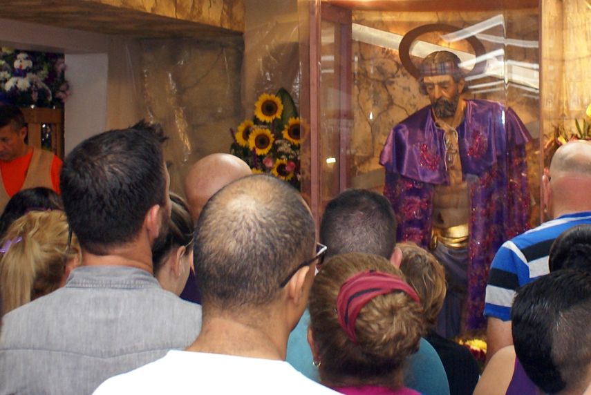 Decenas de creyentes asisiten a la iglesia del Rincón, a venerar a su santo. (Frank Díaz Donikián)