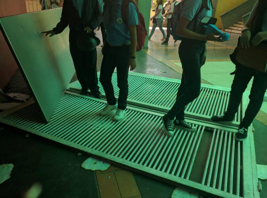 Los funcionarios ingresaron al plantel y atacaron con perdigones a los estudiantes. El patio central del liceo se convirtió en un escenario de guerra.