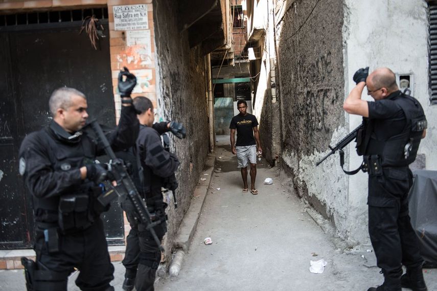 La Policía detuvo a un hombre en el taller artesanal acusado de porte ilegal de armas de fuego y munición de uso restringido