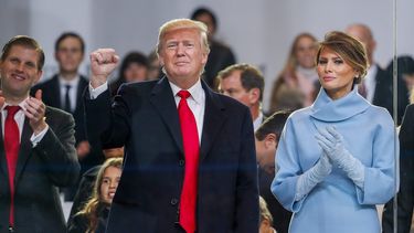 El presidente de los Estados Unidos, Donald Trump, acompañado de la primera dama Melania, saluda a sus seguidores tras el desfile inaugural de su toma de &nbsp;posesión este 20 de enero de 2017.