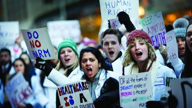 Estudiantes de Medicina del área de Nueva York protestan contra el plan propuesto para revocar el Obamacare.