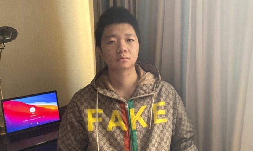 Esta foto sin fecha dada a conocer por el grupo de derechos humanos Safeguard Defenders muestra a Wang Jingyu en una localidad no revelada. Wang, un residente permanente de Estados Unidos buscado por China, fue dejado en libertad por Dubai el jueves, 27 de mayo del 2021, tras semanas bajo arresto, y abordó un vuelo hacia Turquía.&nbsp;