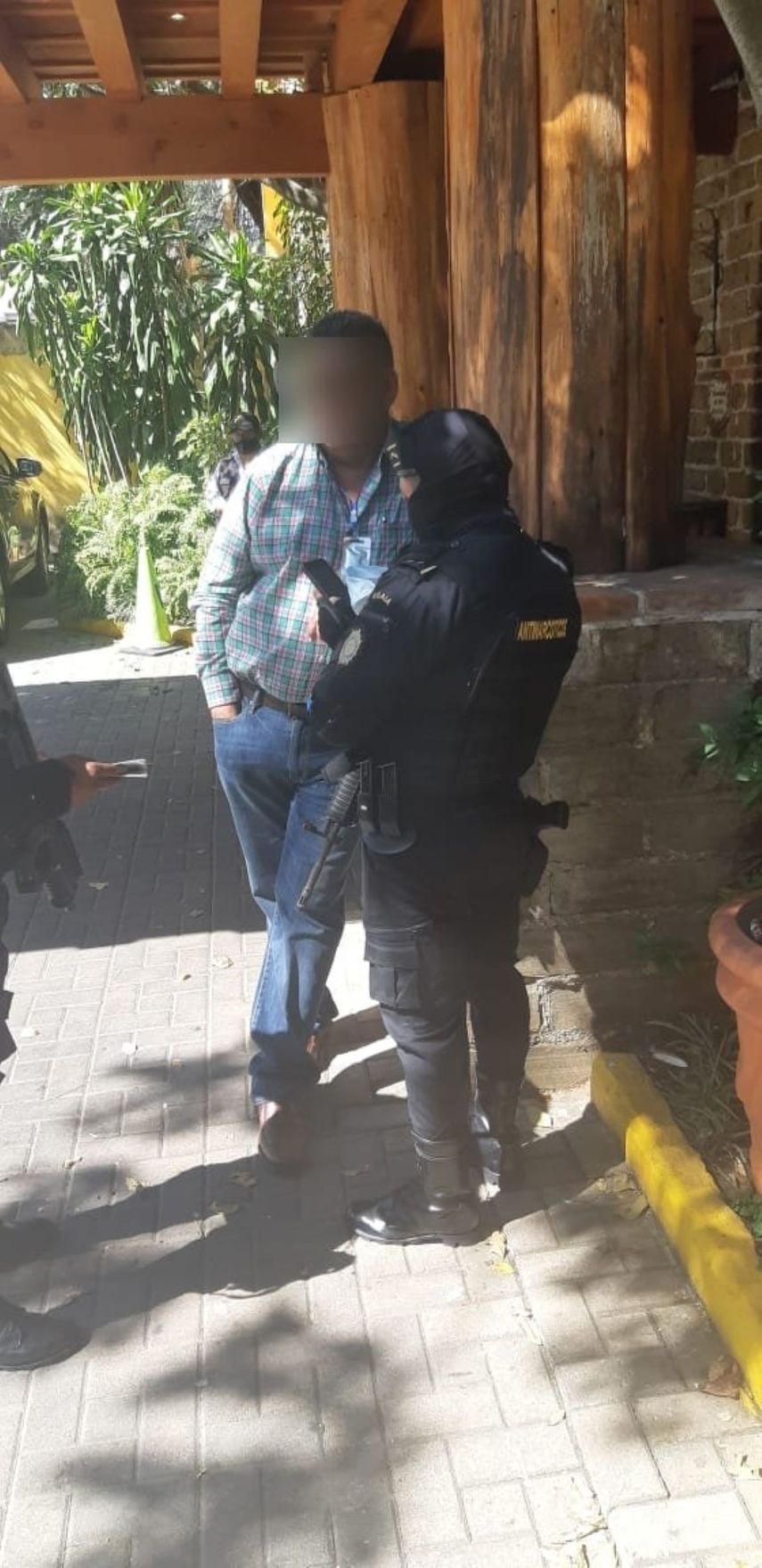 El exalcalde mexicano Adalberto Comparán, supuesto líder de los Carteles Unidos, momento en que es interceptado por las autoridades guatemaltecas.