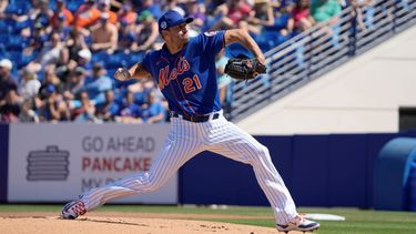 El abridor de los Mets de Nueva York Max Scherzer lanza en la primera entrada del juego de exhibición ante los Nacionales de Washington el domingo 26 de febrero del 2023.