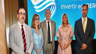 De izq. a derecha Sergio Díaz Granados CAF, Núria Vilanova, CEAPI, Gabriel Oddone, Ministro de economía designado, &nbsp;Uruguay , Bettina Bulgheroni, empresaria argentina, Guillermo Tolossa, presidente del Banco Central uruguayo