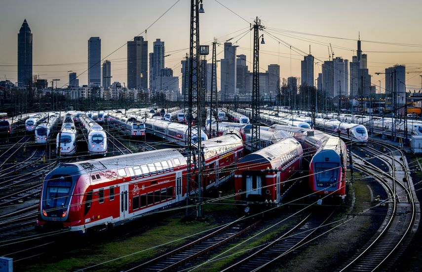 Trenes estacionados cerca de la estación central de Fráncfort, Alemania, el lunes 27 de marzo de 2023. Alemania enfrentaba una huelga nacional de transportes el lunes.&nbsp;