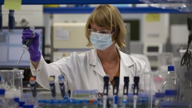 Especialista realiza estudios en un laboratorio