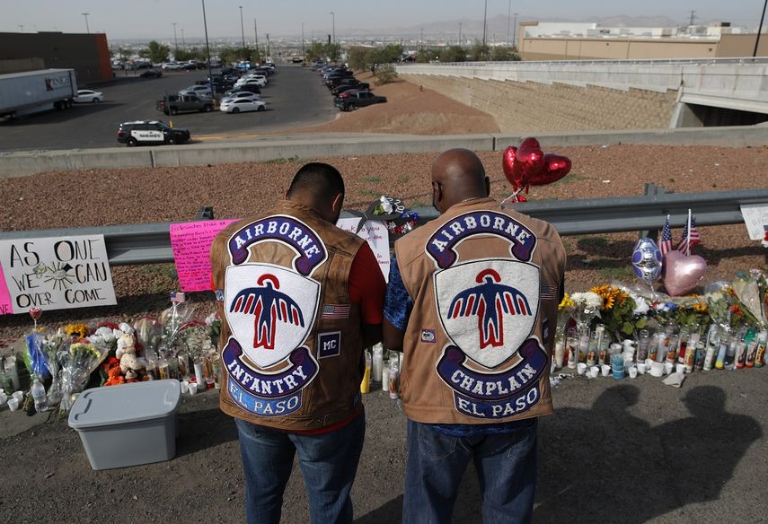 Personas oran el lunes 5 de agosto de 2019 frente a un altar improvisado en honor a las v&iacute;ctimas de una masacre en un centro comercial&nbsp;en El Paso, Texas.