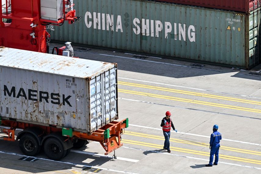 Empleados en un puerto cerca de Shangai, en China.