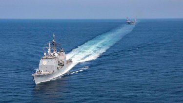 Un crucero de misiles guiados por el USS Philippine Sea (CG 58) transitando por el estrecho de Ormuz, foto proporcionada por el Departamento de Defensa de EEUU