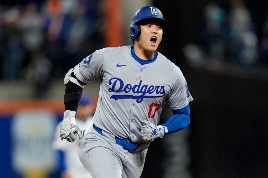 Shohei Ohtani de los Dodgers de Los Ángeles celebra tras batear un jonrón ante los Mets de Nueva York durante el primer inning del cuarto juego de la Serie de Campeonato de la Liga Nacional, el jueves 17 de octubre de 2024, en Nueva York.