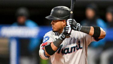 El jugador de los Marlins, Luis Arráez, consume su derecho al bate durante un compromiso ante los Guardianes, el 22 de abril de 2023.
