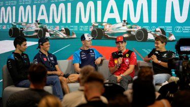 El piloto de Ferrari Charles Leclerc de Mónaco, en el centro a la derecha, responde una pregunta durante una conferencia de prensa mientras el piloto de Alpine Esteban Ocon de Francia, a la izquierda, el piloto de AlphaTauri Nyck de Vries de los Países Bajos, segundo a la izquierda, el piloto de Williams Logan Sargeant de EE. UU., en el centro a la izquierda, y el piloto de Mercedes, George Russell, de Gran Bretaña, miran antes de la carrera automovilística del Gran Premio de Fórmula 1 de Miami, en el Autódromo Internacional de Miami en Miami Gardens, Florida, el jueves 4 de mayo de 2023. El GP de Miami se llenó de estrellas antes y durante el evento