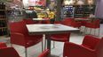 Vista parcial del sal&oacute;n de la cafeter&iacute;a Miami, en Coral Way, Miami, con mesas habilitadas.