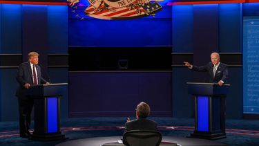 El entonces presidente Donald Trump (izq.) y el candidato presidencial demócrata y exvicepresidente estadounidense Joe Biden intercambian argumentos durante el primer debate presidencial en la Universidad Case Western Reserve y la Clínica Cleveland en Cleveland, Ohio, el 29 de septiembre de 2020.