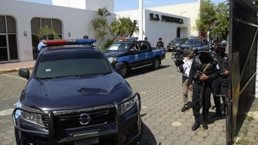 La policía del régimen sandinista mantiene ocupadas las instalaciones del diario La Prensa, en Managua, Nicaragua.