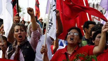 Activistas llegaron frente al Congreso de Asunción pidiendo la renuncia del presidente paraguayo, Horacio Cartes