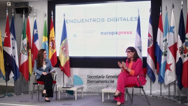 La secretaria general iberoamericana, Rebeca Grynspan (d), acompañada de la directora de Desarrollo de Negocio de Europa Press, Candelas Martín de Cabiedes (i), interviene durante un encuentro digital de Europa Press, en la sede de la Secretaría General Iberoamericana, en Madrid (España), a 25 de marzo de 2021. &nbsp;